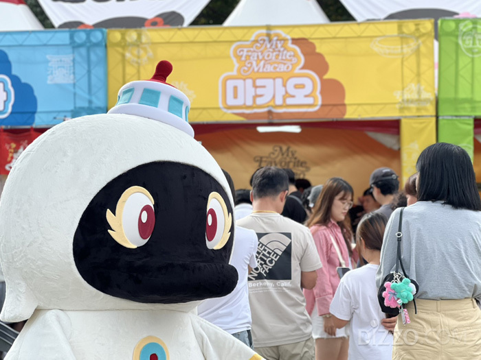 마카오정부관광청 마스코트(MakMak)와 홍보 부스(사진제공=마카오정부관광청) 