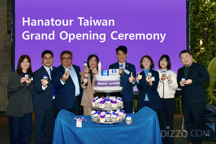 지난 1월 29일 타이베이에서 진행된 대만 지점 오픈식에서 송미선 하나투어 대표이사(오른쪽에서 세번째)가 중화민국교통부관광국 황세방 부서장(오른쪽에서 네번째), 중화민국여행업품질보장협회 소광성 부이사장(왼쪽에서 세번째), 타이베이시여행상업동업공회 진이선 이사장(왼쪽에서 네번째) 등과 함께 기념촬영을 하고 있다.(사진제공=하나투어)