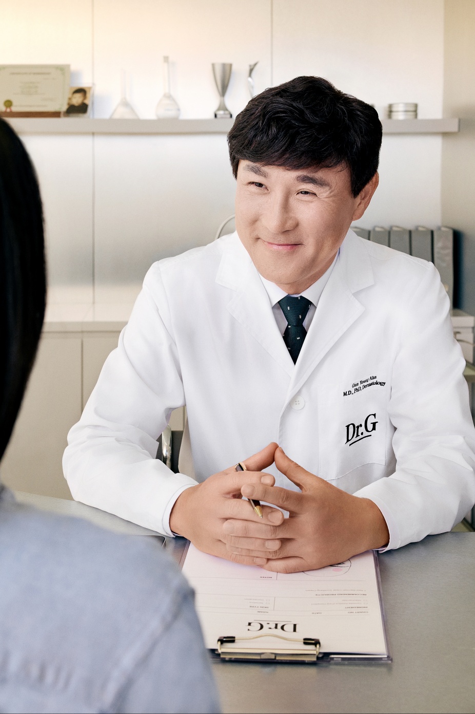 닥터지 창업자인 안건영 박사는 어렸을 적 상터를 이겨내고 피부과 전문의를 거쳐 국내 대표 스킨케어 브랜드 닥터지를 만들었다. /고운세상코스메틱