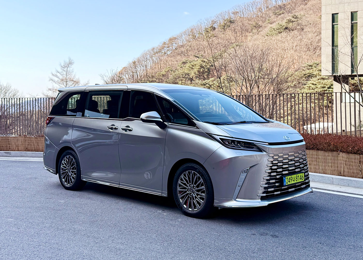 [시승기] 렉서스 LM 500h, 이동이 곧 경험이 된다