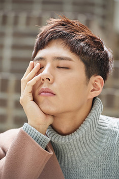 화사한 가을 남자 '박보검', 화보 비하인드 컷 공개