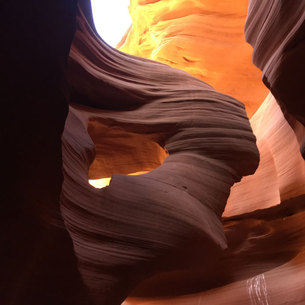 다채로운 붉은 빛에 탄성이 절로 나는 '앤텔로프 캐년'