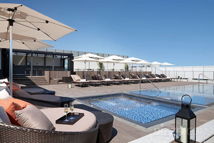 럭셔리 호텔 및 장거리 국내 여행에 대한 관심 증가