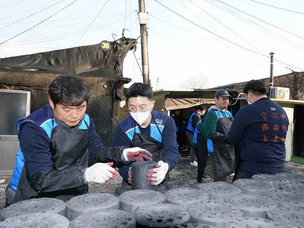 BBQ, 연탄 나눔 봉사와 치킨 기부로 온기 나눠