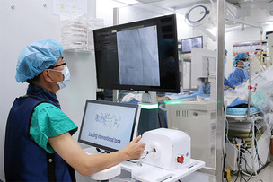 서울아산병원, 국내 의료진이 개발한 ‘로봇’ 심장 스텐트 시술 성공