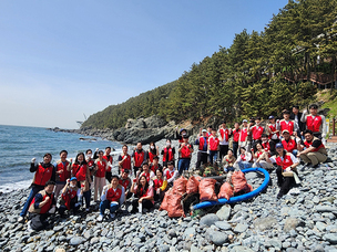 롯데호텔앤리조트, 부산 몽돌 해변에서 임직원 40여명 플로깅 참여해 환경 보호 실천