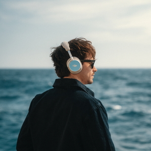 "F1 드라이버와 협업"&hellip; 뱅앤올룹슨, 216대 한정판 '베오플레이 H100 샤를 르클레르 리미티드 에디션' 출시