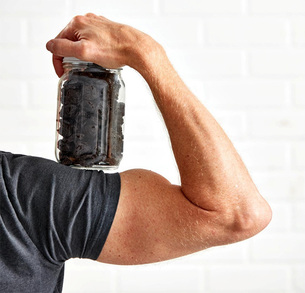 하루 한 줌 말린 자두, 남성 뼈 건강에 긍정적 영향