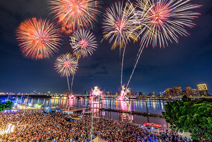 타이베이 역사 거리에서 펼쳐지는 여름밤 불꽃 축제