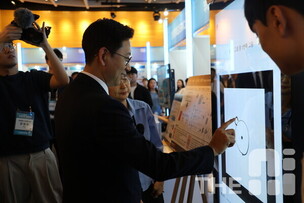 [포토] 배경훈 과기부 장관 ‘AI대학원 심포지엄’서 국내 AI 연구 살펴