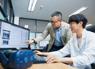 고가 장비 대신 VR로 어지럼증 진단…국내 스타트업 개발 의료기기, FDA 첫 승인