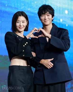 "&#39;느좋&#39; 느낌?"…전지현X강동원, 서로가 이유가 된 &#39;북극성&#39; 볼 이유 [종합]