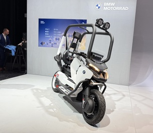 [IAA] "헬멧 없는 전기 바이크 시대 열다"… BMW 모토라드, 자동 균형 &#39;비전 CE&#39; 공개