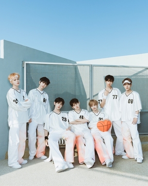 킥플립, K팝 슈퍼루키 활약 이어간다…오늘(22일) &#39;마이 퍼스트 플립&#39; 발매