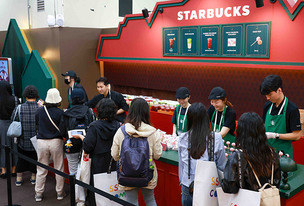 성수에 뜬 ‘미리 온 크리스마스’…스타벅스, 美지엄서 시즌 선공개