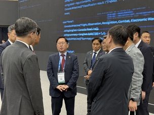 [포토] ADEX 2025에 방문한 유용원 의원