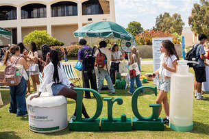 K뷰티, 美 대학가로 확산…닥터지, Z세대 경험 공략 속도 낸다