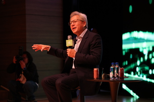 젠슨 황 엔비디아 CEO “AI 공장 시대 본격화, 韓 유리”