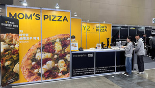 AI가 주문 받고 로봇이 서빙한다…맘스터치, 차세대 QSR 매장 선보여