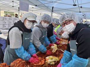 JW이종호재단, 임직원 김장봉사로 지역 나눔 실천