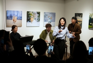 "반려견들이 부르는 &#39;장래희망&#39;"…문정희 &#39;마누 이야기&#39; 북 콘서트에 모인 온기