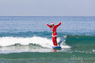 눈 대신 파도 위의 산타&hellip; 이스라엘 텔아비브의 특별한 크리스마스
