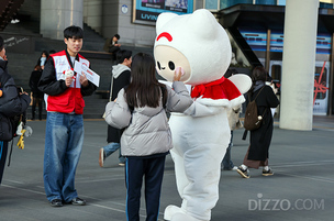 희망브리지, 캐릭터 '희망이'와 용산역 거리 캠페인...시민들과 재난 극복 공감대 형성