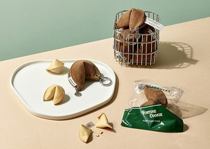 스타벅스, 새해 첫날 '행운 이벤트'&hellip;포춘 쿠키 키링 증정