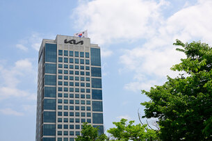 기아, 지난해 매출 '역대 최대'&hellip; "영업익은 美 관세로 28.3%&darr;"