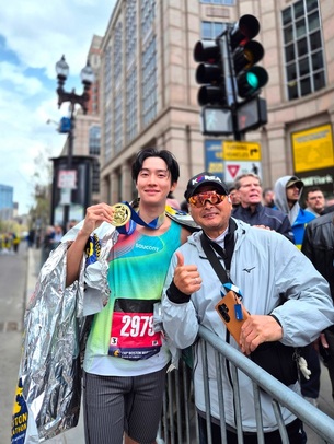배우 권화운, 보스턴 마라톤 '서브3' 완주...이봉주 현지 응원 속 2시간 44분대 기록